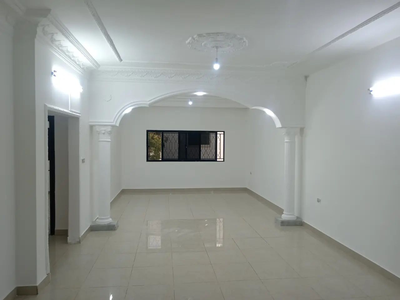 16th Street, New Zarqa: spacious 220 m² apartment for rent