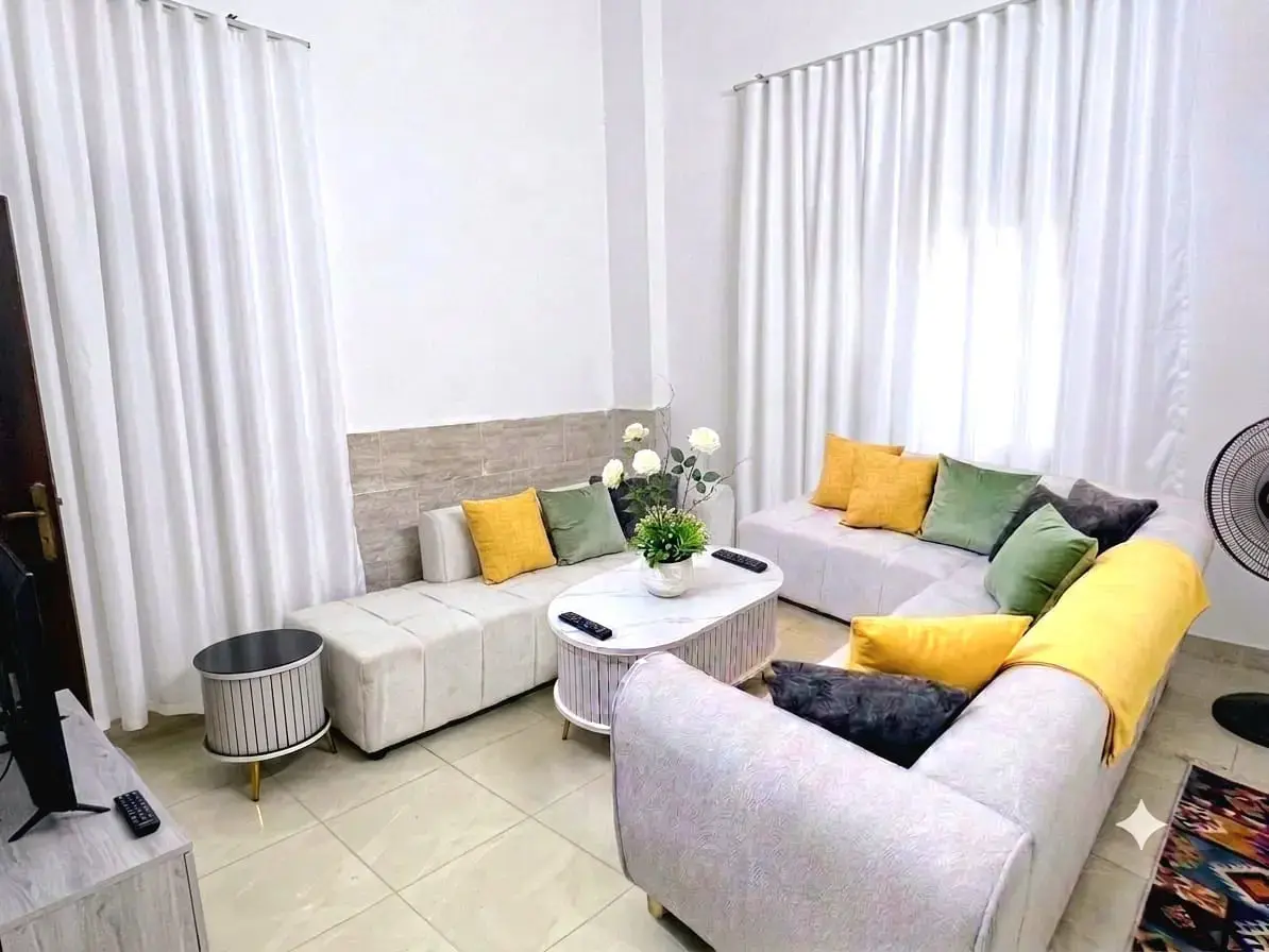 Daily rent near Al Baqee' Circle: furnished ground-floor flat, own entrance and garage