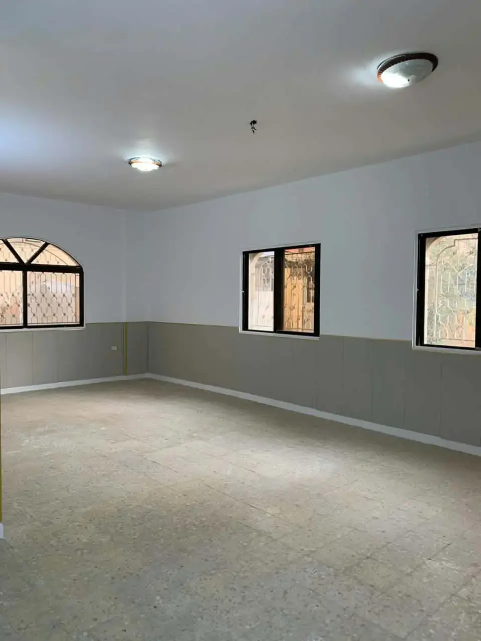 Hay Ramzi, Zarqa: empty 165 m² three-room apartment for rent