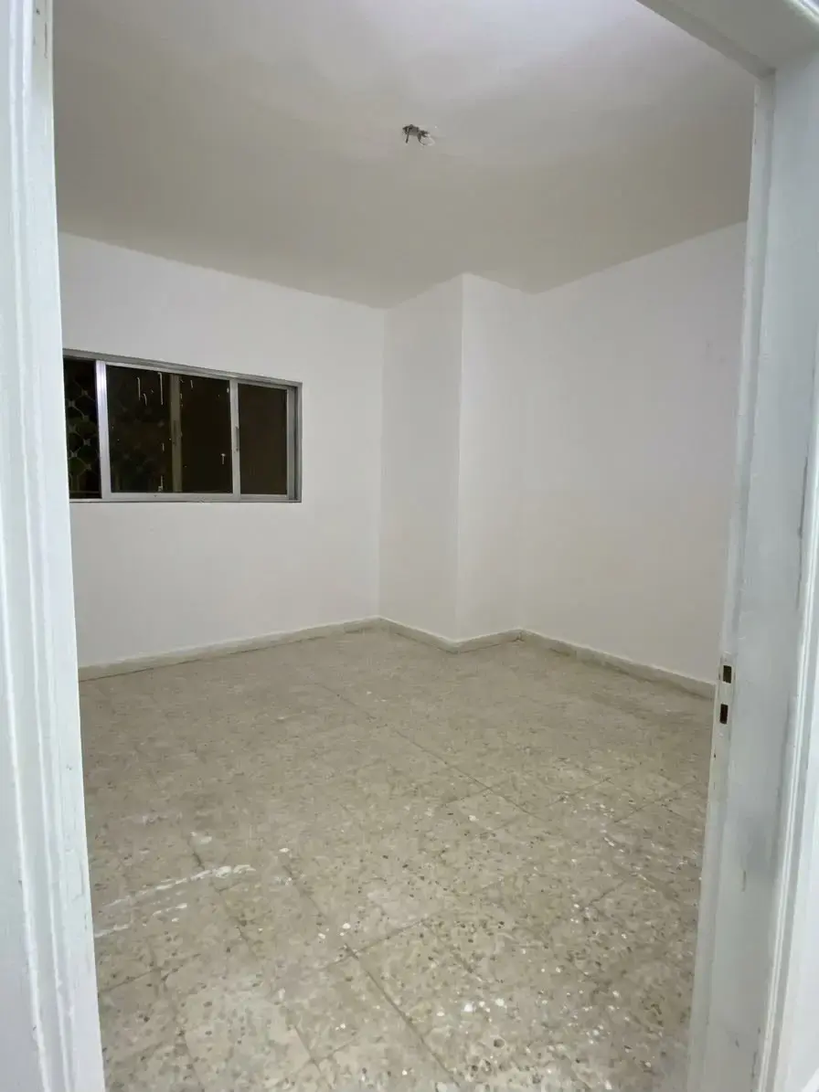 Near Abu Ubaida Mosque in Al Ghweariyyeh, Zarqa: two-room flat with balcony for rent