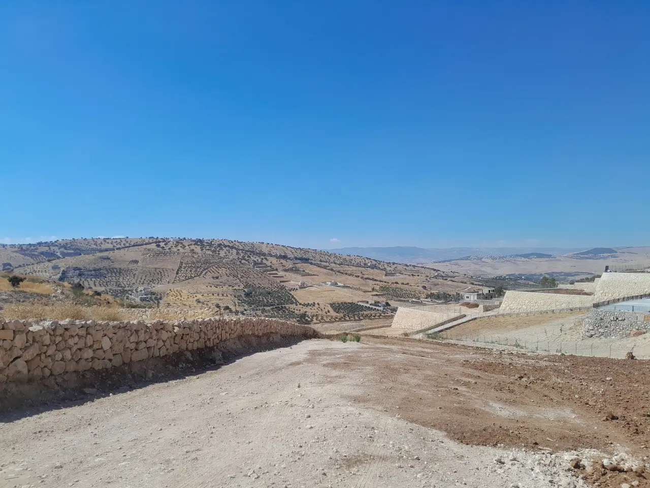 أرض للبيع في Birayn – صورة 3