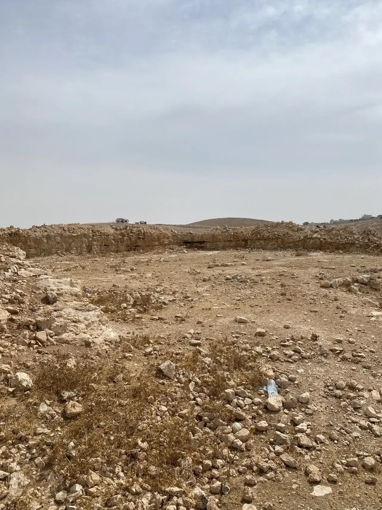 Hilltop over Amman in Graiba: 600 m² plot, excavated and ready to build