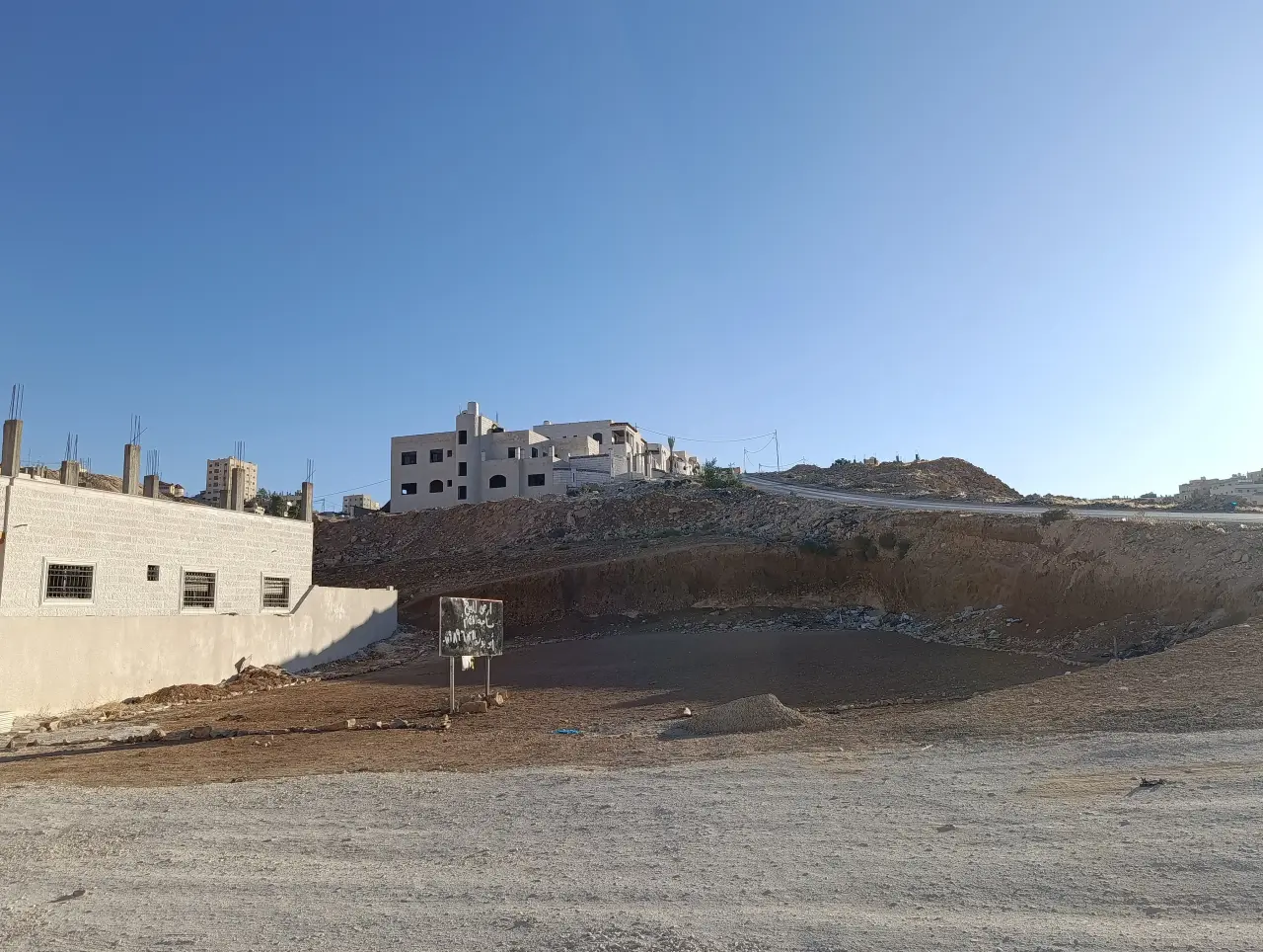 Dahiet Al Madena Al Monawwara plot on two streets, 476 m², cleared and build-ready