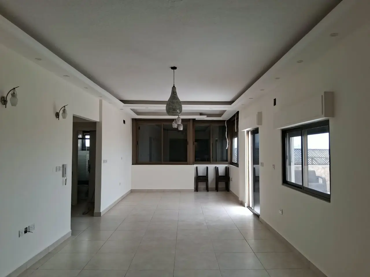 Owner travelling: top-floor flat with 67 m² terrace and private roof in Al Sakaneyeh 9
