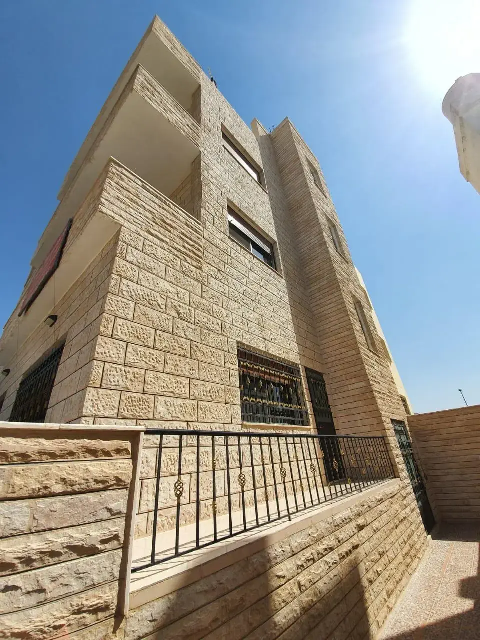 Engineers Housing, Aqaba: building of three full-floor apartments for yearly rent