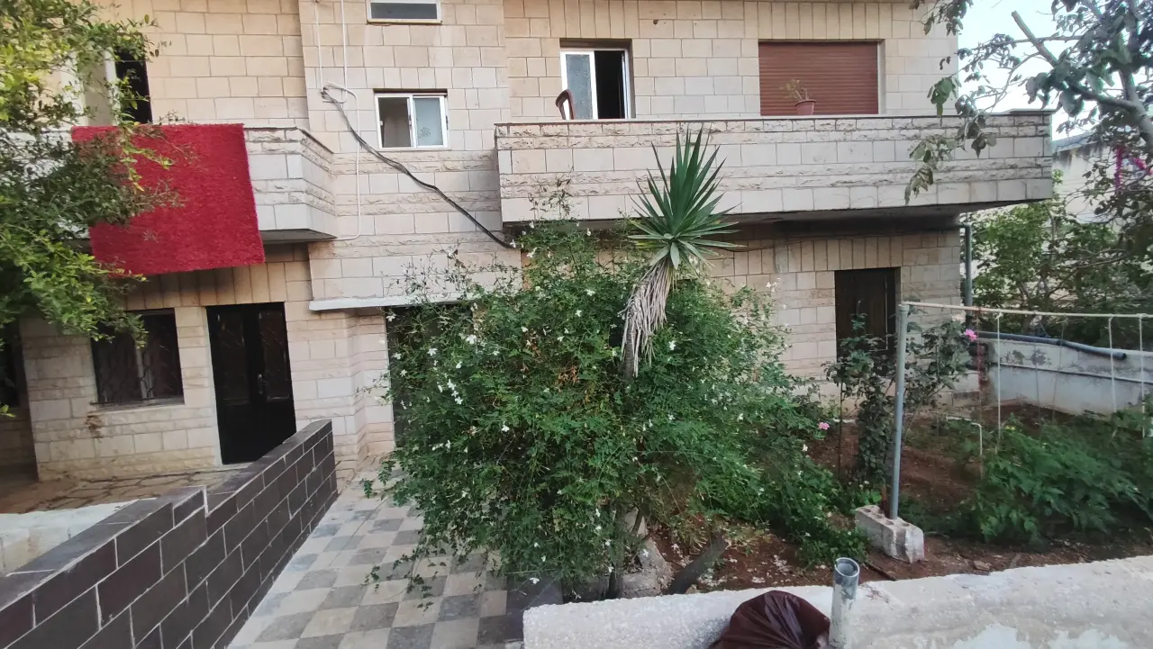 Near Al-Balqa University in Al Manshiyeh: 214 m² ground floor with private garden