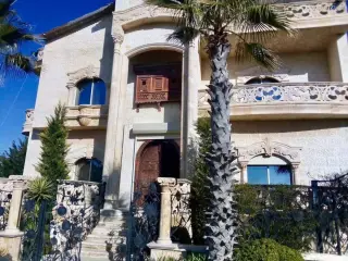 Photograph 2 of 12