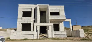 فيلا للبيع في الطنيب