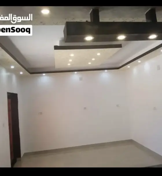 شقة غرفتي نوم مع سطح خاص كبير للإيجار في الغويرية
