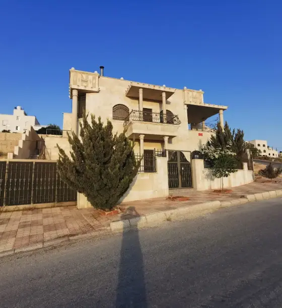 فيلا دوبلكس للبيع في ضاحية المدينة المنورة على شارعين