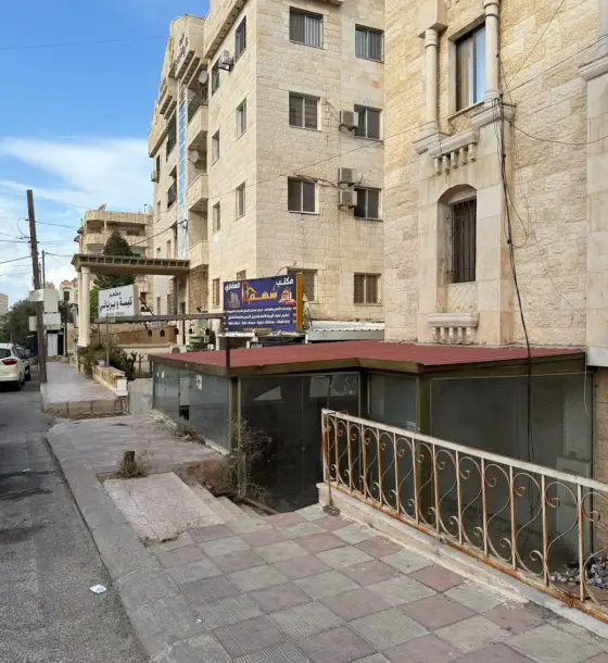2-bedroom semi-ground flat with 50 m² private enclosed yard near Irbid Mall