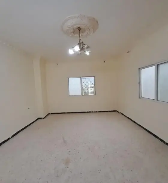 By owner: 140 m² flat in good condition in Hay Al Matla', Al Barha