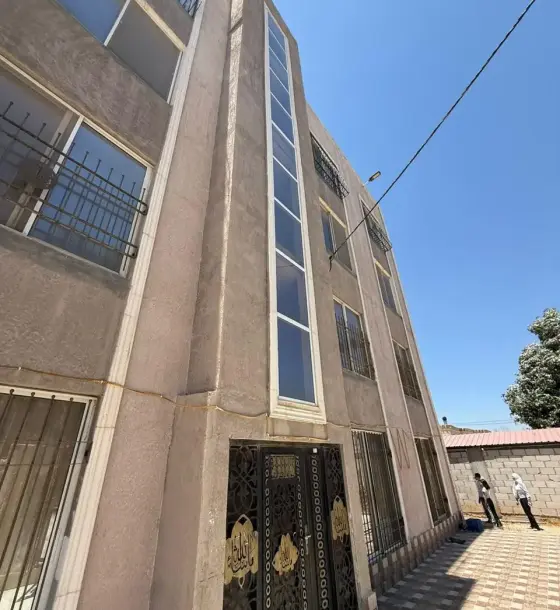 125 m² 3-bedroom apartment in Bait Ras next to Al Muhajireen mosque