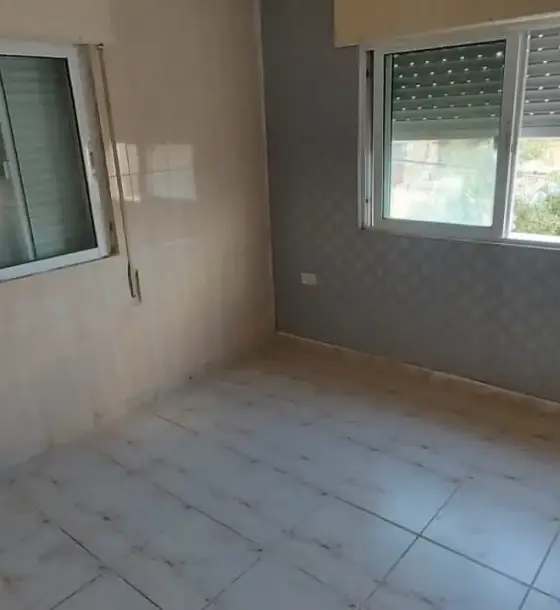 شقة صغيرة بغرفتي نوم على بعد 200 م من بوابة العلوم في جامعة اليرموك، الإسكان