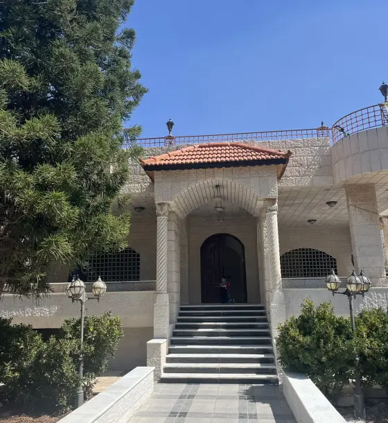 Yearly rent: detached villa on an 800 m² plot beside Al Zahraa Park, Al Hay Al Sharqy