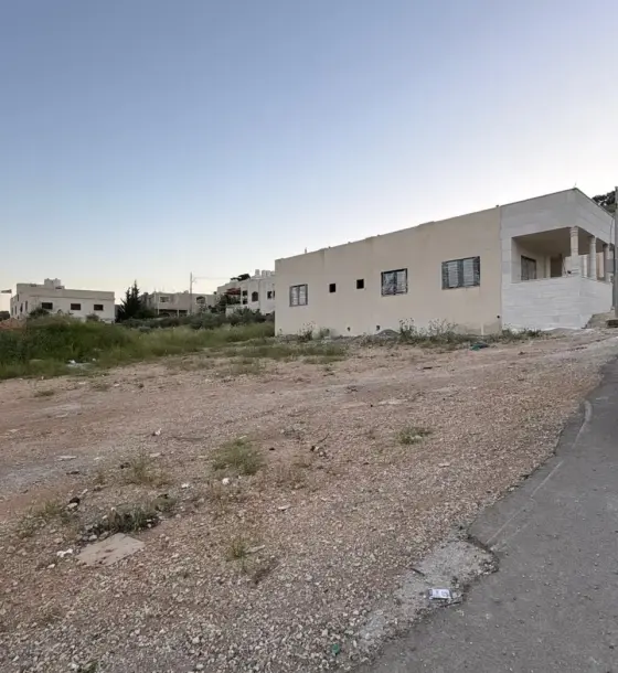 أرض مستوية 590 م² سكن ج بقوشان مستقل في خرشا بعين الباشا، جاهزة للبناء