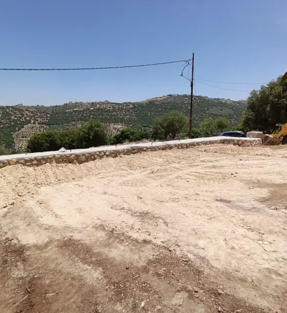 أرض نصف دونم مستوية في أم جوزة بإطلالة على أبو نصير والأحراش، جاهزة للبناء
