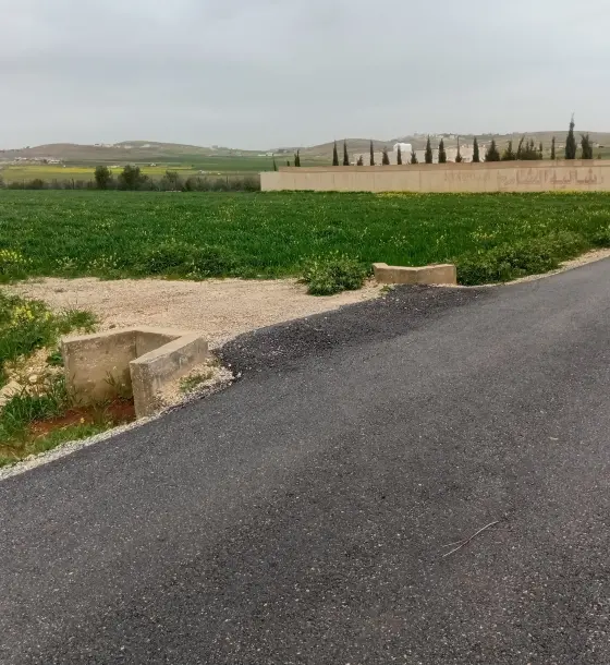 4-dunum land with all services for sale in Hawiyat Al Balawneh, Mai’n