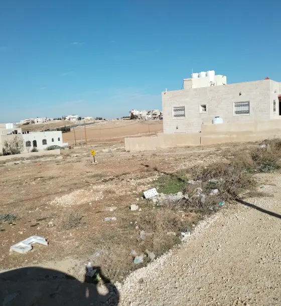 أرض 560 م² على شارعين للبيع بين مدين والمشيرفة - الكرك