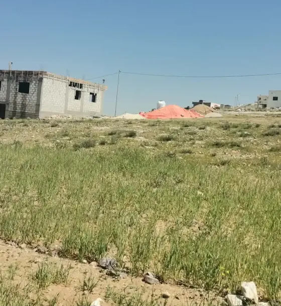 الحمراء في المفرق: أرض سكنية 1,099 م² تنظيم سكن ب على شارعين