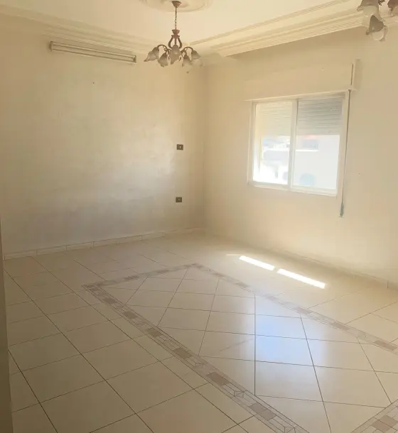 117 m² third-floor apartment for sale in Jabal Al Hussain near Al Istiqlal Hospital