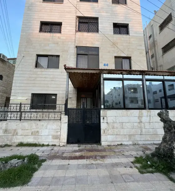 Renovated ground-floor home split into two units for sale in Marka near the Racing Club