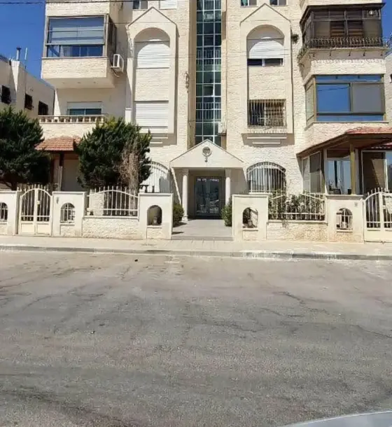Opposite Al Ahli Club in Al Rawnaq, 170 m² third-floor flat with 3 bedrooms