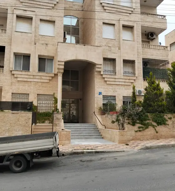 Quiet building in Al Kamaliya, close to services: 144 m² second-floor flat for sale
