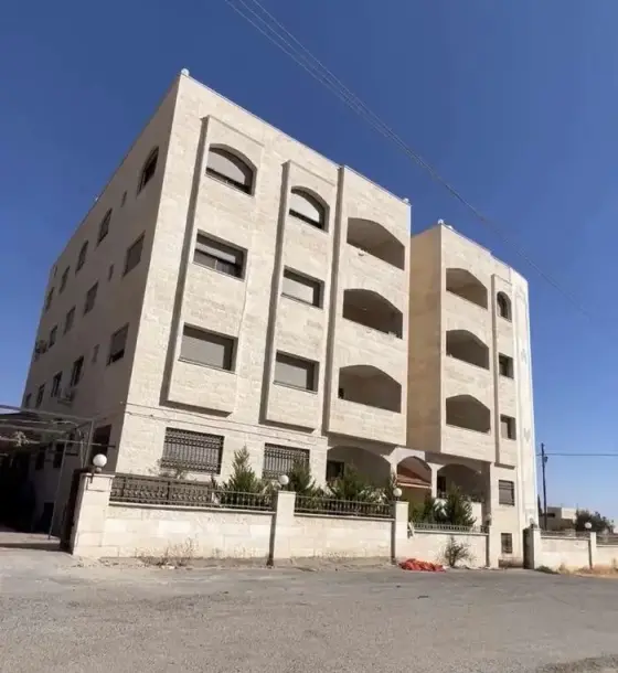 135 m² semi-ground apartment for sale in Husban near the Command and Staff College