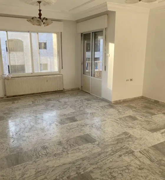 Off Medina Street in Tla' Al Ali Al Sharqi: 150 m² fourth floor with lift