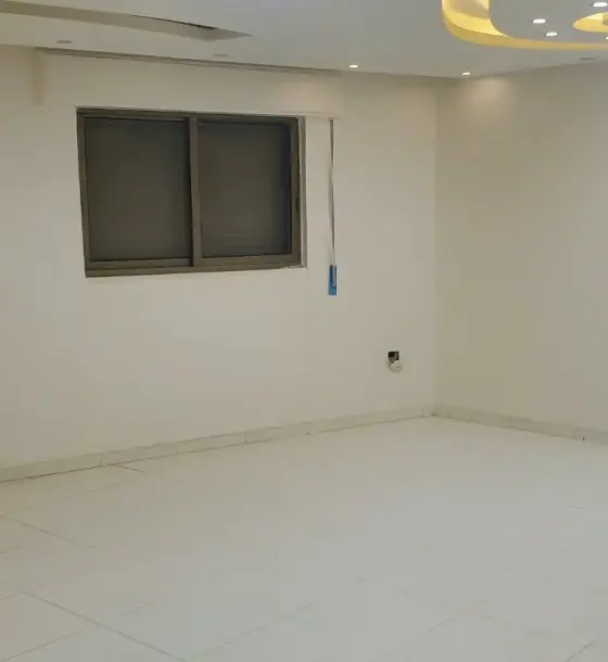 إسكان أبو عرقوب في وادي السير: شقة شبه أرضي 4 غرف مجددة للبيع