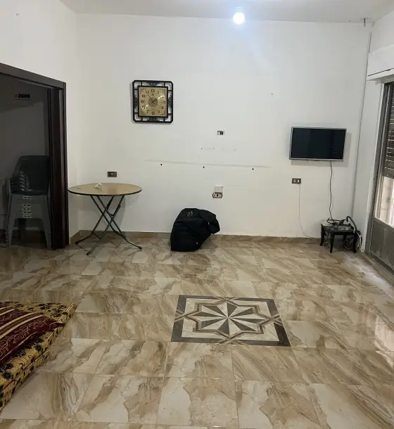 جبل الحسين، إيجار سنوي: شقة أرضية سوبر ديلوكس غرفتي نوم مع حديقة