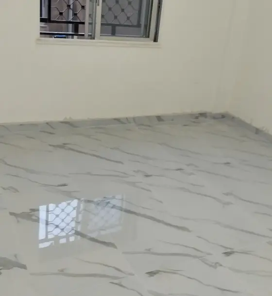 شقة أرضية مجددة غرفتي نوم مع ساحة للإيجار في الذراع الغربي