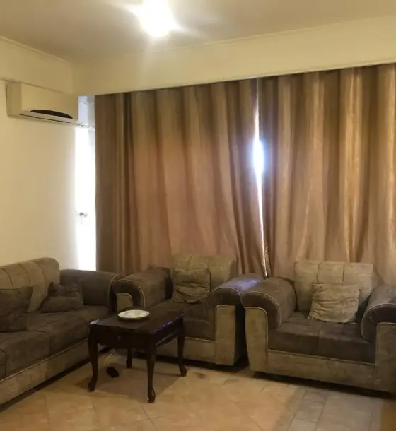 Small furnished ground-floor apartment for yearly rent opposite the Royal Automobile Club