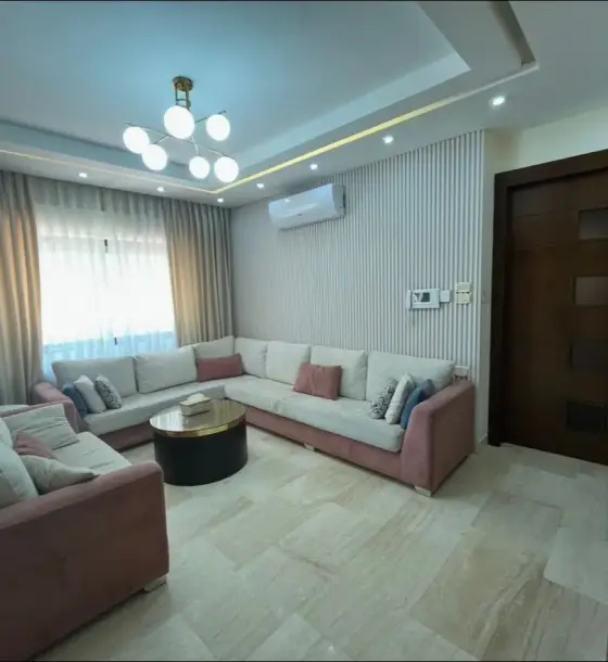 شقة مفروشة بتصميم عصري 3 غرف نوم للإيجار في أم الكندم على طريق المطار