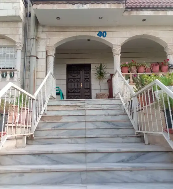 أرض دونم في أبو علندا عليها بيت طابقين مع حديقة واسعة للبيع