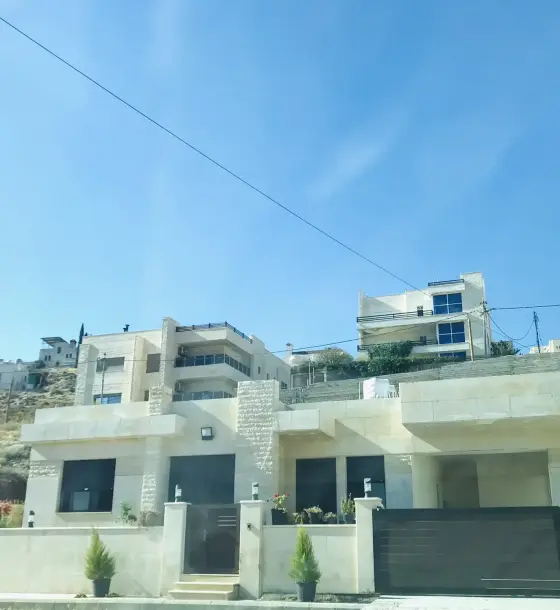Engineers housing off Jordan Street: modern villa with mountain views
