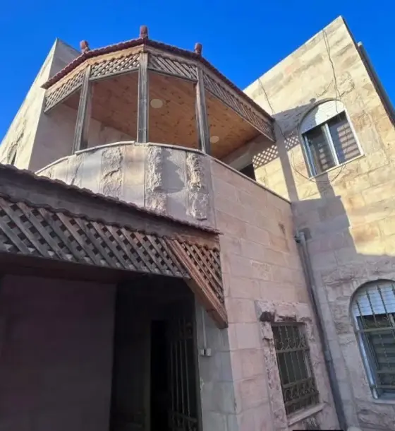 Furnished two-storey villa with garden for sale in Mahes, near Badr and Dabouq