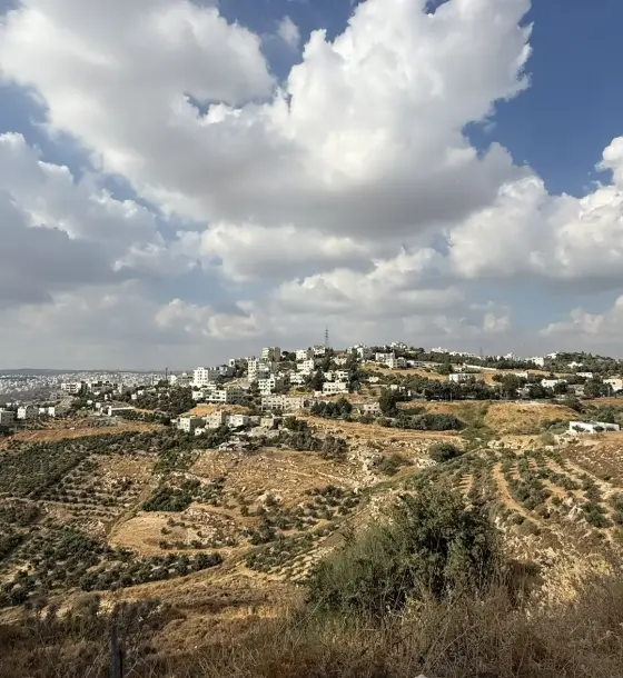 أرض في البحاث غرب عمّان بإطلالة بانورامية، 1,213 م²
