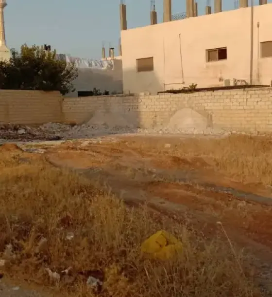 قرب مسجد عمر بن الخطاب في قرية سالم، أرض 505 م² بواجهة 25 متراً