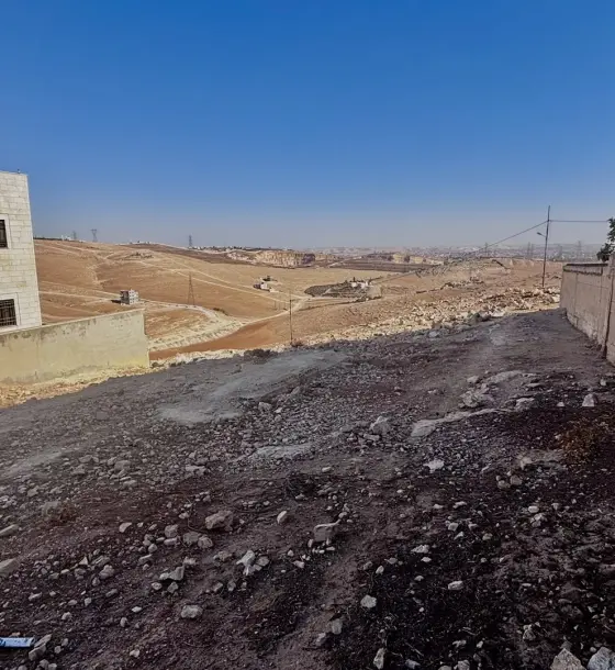 624 m² residential plot in Zinat Al-Rubue next to North Amman vehicle licensing