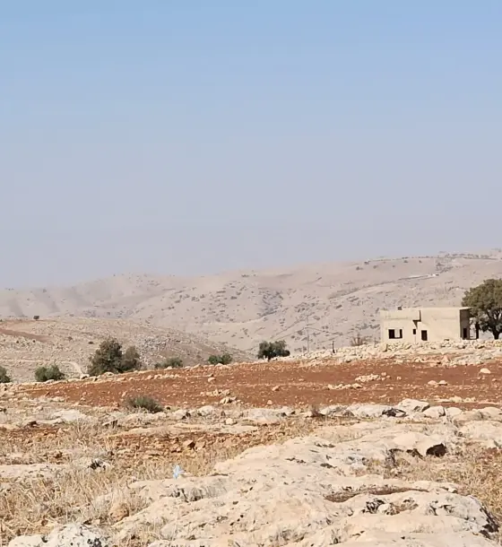 أرض 10,100 م² مطلة للبيع في عراق الأمير، 10 دنانير للمتر، قابلة للإفراز