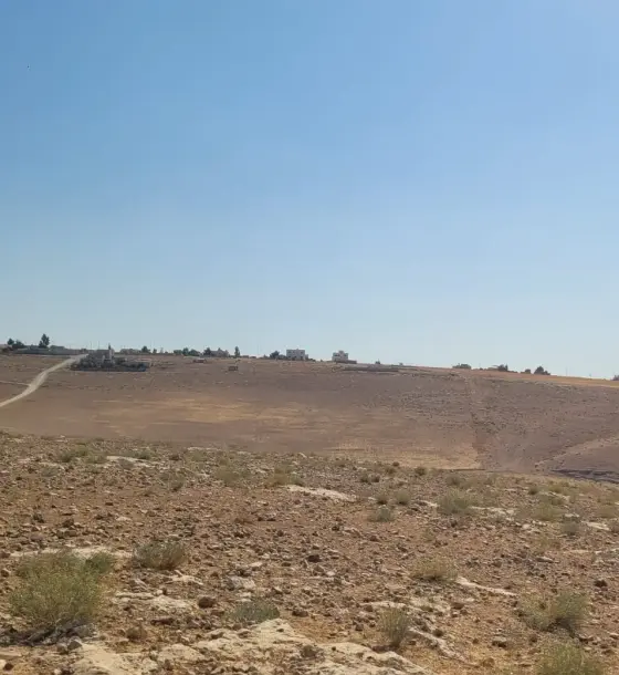 أرض 3.65 دونم مرتفعة ومطلة للبيع في الزعفران جنوب عمّان، تصلح لشاليه أو مزرعة