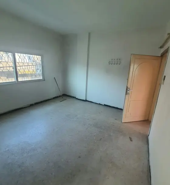 On the main street in downtown Irbid, 91 m² full-floor flat with a storeroom