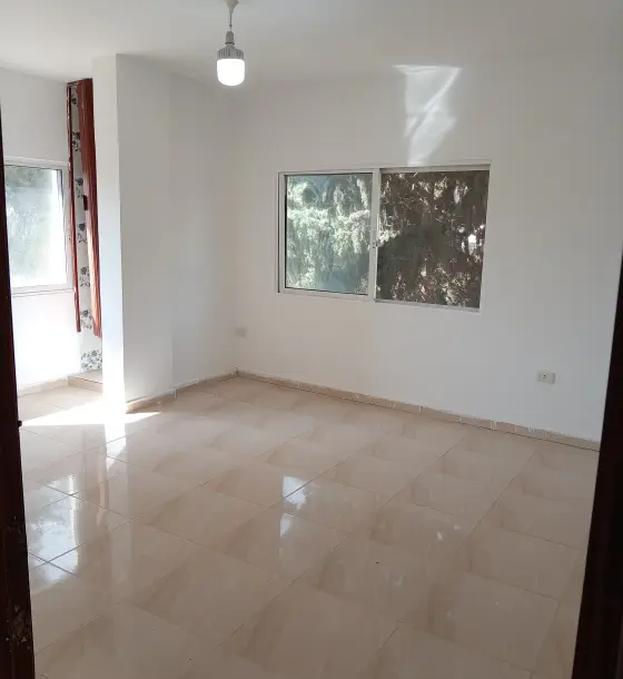 Behind Nusaiba college in Huwwarah, Irbid: empty 100 m² first-floor flat for rent