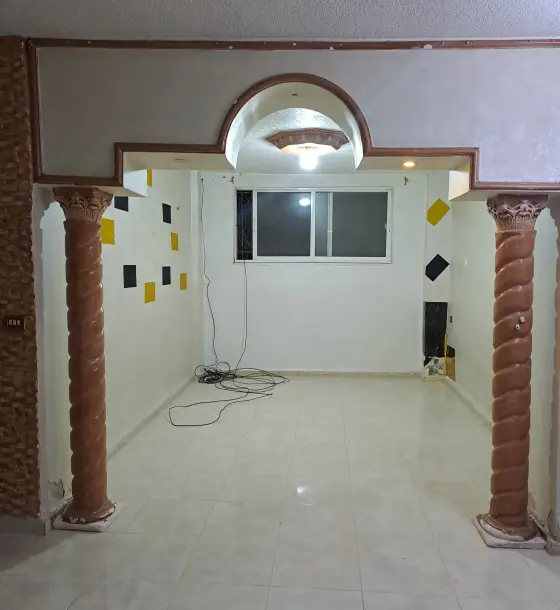 Ground-floor 3-bedroom apartment with American kitchen for rent in Hay Al Iskan
