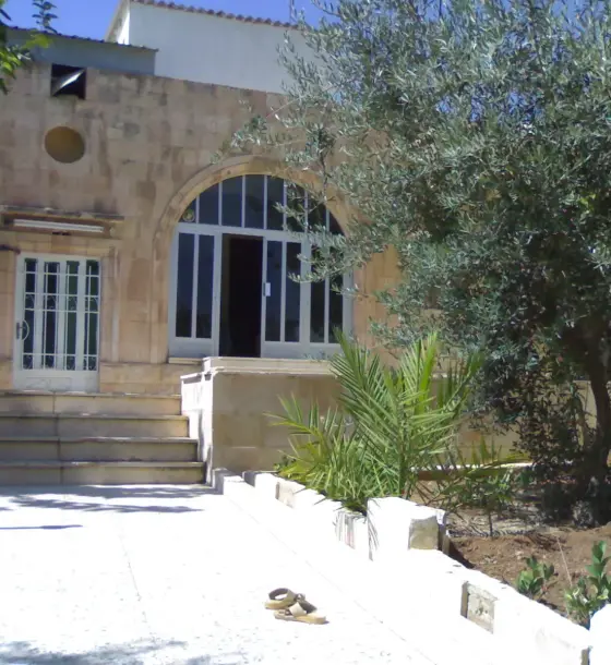 Al Weibdeh heritage villa, detached on two streets, for yearly rent