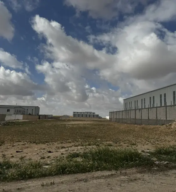 Hangar or warehouses: 2,700 m² on two roads for rent in Al Mowaqar
