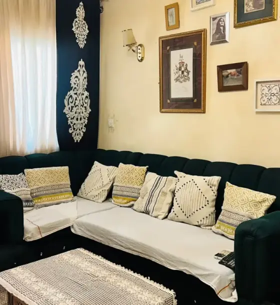 للإيجار الشهري في المنطقة السكنية السادسة بالعقبة، شقة مفروشة