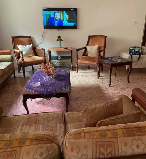 شقة شبه أرضية مفروشة في جبل الحسين مع ملحق وترس